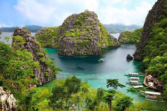 Petit paradis sur terre, les Philippines est une archipel de plus de 7000 îles.  Destination multiple qui ravira tous les voyageurs, ce chapelet d'îles offrira des balades au  cœur de paysages d'exception entre rizières étagées et volcans actifs, visites de sublimes  demeures coloniales espagnols dans la ville de Vigan, plongée dans des jardins coralliens,  farniente sur des îles vierges et sauvages, et baignades dans l'eau turquoise des plages  irréelles d’El Nido à Palawan.