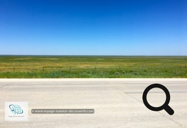 Situé au cœur des États Uni, cet état est constitué essentiellement de grandes plaines. Il incarne l’Amérique dans ce qu’elle a de plus classique, avec sa rude culture cow-boy et ses vastes prairies. Dans la région vallonnée des Flint Hills, vous pourrez admirer les vastes prairies d’herbes hautes où de grands troupeaux d'élevage pâturent dans les herbes hautes. 