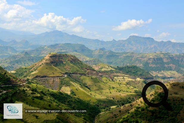 Tôt le lendemain matin, nous avons repris la route en direction de Axum en passant à travers les chaines de montagne de Limalini et les terres pittoresques des plaines de Tekezé. Nous avons mis presque 7 h pour arriver à Axum en nous arrêtant de temps en temps pour faire quelques poses, acheter les fruits ou manger un morceau à l'heure du déjeuner.