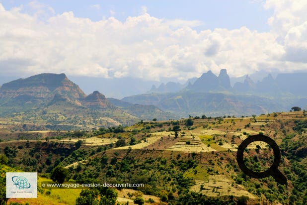 Tôt le lendemain matin, nous avons repris la route en direction de Axum en passant à travers les chaines de montagne de Limalini et les terres pittoresques des plaines de Tekezé. Nous avons mis presque 7 h pour arriver à Axum en nous arrêtant de temps en temps pour faire quelques poses, acheter les fruits ou manger un morceau à l'heure du déjeuner.