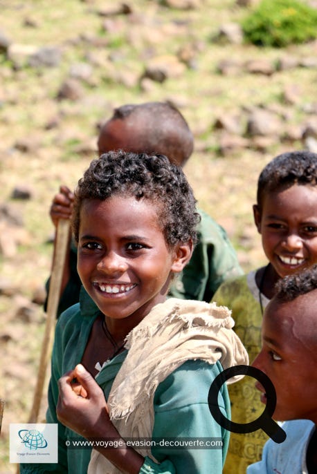 À chaque fois que nous nous arrêtions sur la route, des hordes d'enfants venaient de nulle part à notre rencontre espérant quelques distributions d'argent, le tout avec des sourires et des rires. La seule chose que nous leurs donnions, était des fruits que l'on achetait sur la route. 