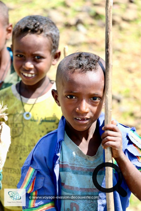 À chaque fois que nous nous arrêtions sur la route, des hordes d'enfants venaient de nulle part à notre rencontre espérant quelques distributions d'argent, le tout avec des sourires et des rires. La seule chose que nous leurs donnions, était des fruits que l'on achetait sur la route. 