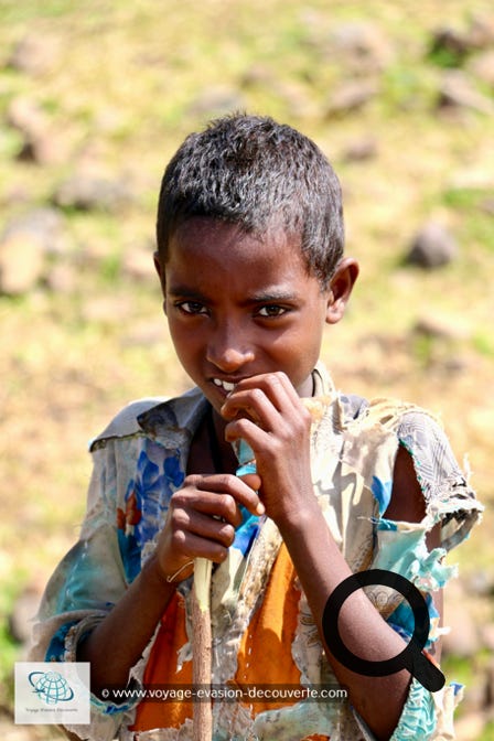 À chaque fois que nous nous arrêtions sur la route, des hordes d'enfants venaient de nulle part à notre rencontre espérant quelques distributions d'argent, le tout avec des sourires et des rires. La seule chose que nous leurs donnions, était des fruits que l'on achetait sur la route. 