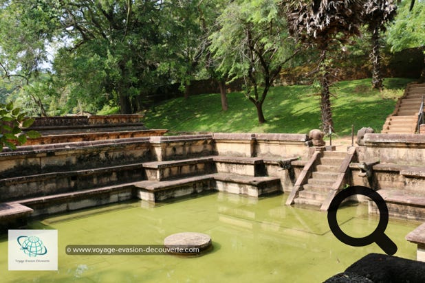 Un système de canalisations souterraines alimentait ce bain royal. Au milieu de la piscine en forme de croix se trouve une pierre circulaire qui, avec la plate-forme surélevée tout autour du bord de la piscine, peut avoir servi de lieu de repos pour les baigneurs. 