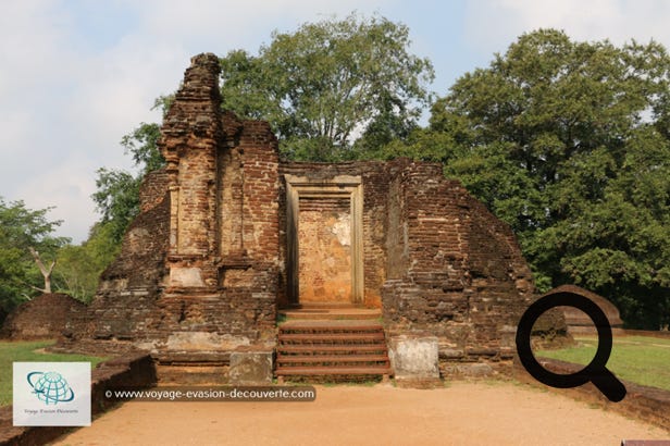 Ce serait la plus ancienne bibliothèque de l'île et elle aurait fait partie d'un complexe bien plus vaste. Il ne reste malheureusement plus que quelques structures mais avec les 4 petits stûpas et tout au tour, les vestiges de demeures carrées dénotent l'importance que devait refléter l'ensemble. 