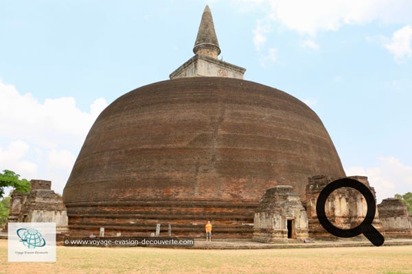 La construction du dagoba au Rankot Vihara est attribuée à Nissanka Malla I. Il suit la conception classique des dagobas d'Anuradhapura d'il y a mille ans. C'est le quatrième plus grand du Sri Lanka. Entièrement fait en brique, son diamètre de base est de 170 mètres sur 33 mètres de haut.  Tout autour, de petits autels de pierre, souvent vides, abritent encore quelques bouddhas hélas très abîmés. 