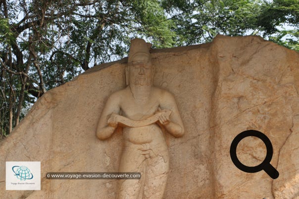 Principal promoteur de la splendeur de Polonnaruwa (1153 - 1186). Un peu  grassouillet, il arbore le symbole de la souveraineté, de la sagesse et de  l'érudition.  Selon certaines hypothèses, ce ne serait pas le roi mais un simple sage !  On ne le saura jamais... 