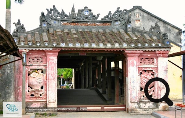 Inscrite au patrimoine mondial de l’UNESCO, cette vieille ville de Hội An demeure un exemple exceptionnellement bien préservé où se mélangent différentes cultures asiatiques et françaises. Cette fusion se retrouve dans l’architecture originale des temples, des maisons et des ponts.  