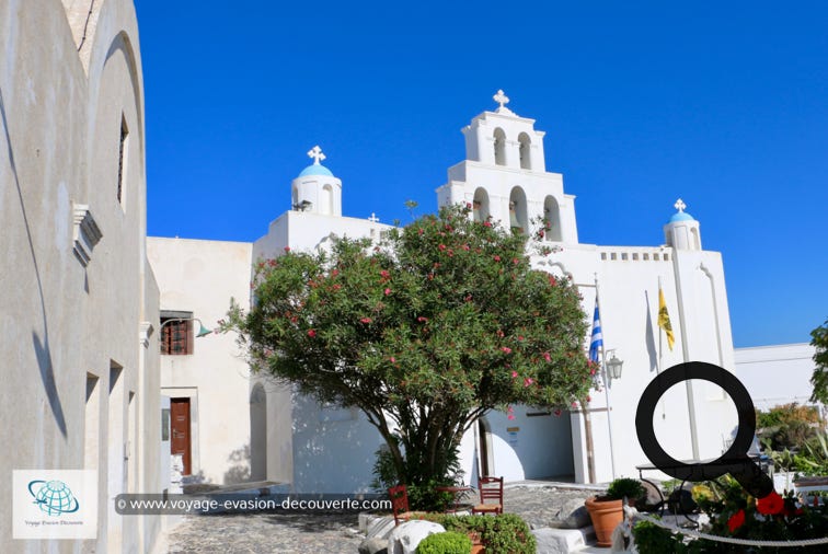 Non loin, vous trouverez l’église de la Sainte Trinité et le musée des artefacts  religieux. Aussi appelé Agia Triada, elle est située sur la petite place principale  tout en haut du village. Aujourd’hui, l’église abrite un petit musée d’icônes  et de reliques ecclésiastiques.