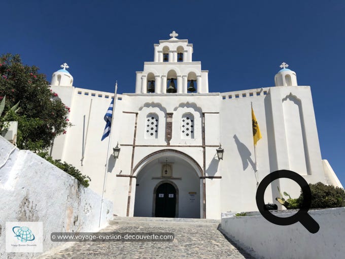 Non loin, vous trouverez l’église de la Sainte Trinité et le musée des artefacts  religieux. Aussi appelé Agia Triada, elle est située sur la petite place principale  tout en haut du village. Aujourd’hui, l’église abrite un petit musée d’icônes  et de reliques ecclésiastiques.