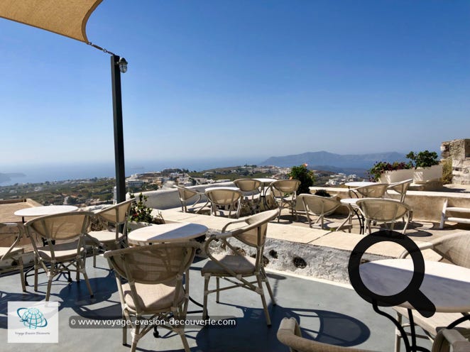 Vous trouverez le petit bistrot Franco’s café avec une superbe terrasse à l’ombre d’une grande toile. De là, vous dominerez le village et vous aurez une vue extraordinaire sur tout l’île de Santorin.