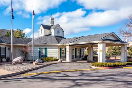 Nous avons dormi à l'hôtel Quality Inn & Suites Garden Of  The Gods à Colorado Springs.  L'hôtel se situe à 5 mn du parc. Les chambres sont propres et le petit déjeuner copieux. L'accueil  est bon et les parties communes agréable.  