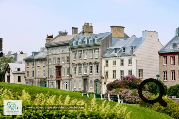 Avec sa vieille ville, c'est LE passage obligé. Joyau du patrimoine mondial de l’Unesco depuis 1985, c'est un labyrinthe de petites ruelles pavées, de maisons aux façades de pierres ou colorées, coiffées d'une belle citadelle. En bref, une ville à architecture d’influence définitivement européenne. Très romantique, elle vous promet bien d’agréables surprises durant toute votre visite. 