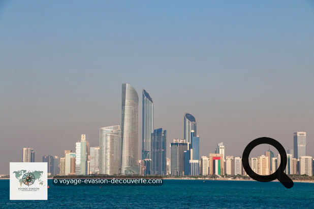 Abou Dabi est la capitale de l'émirat du même nom et également la capitale fédérale des Émirats Arabes Unis. Plus vaste et plus riche que Dubaï, l'émirat concentre une grande partie des ressources pétrolières du pays, ce qui en fait le véritable cœur politique et économique de la fédération.