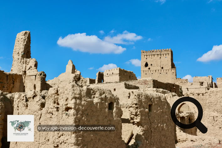 Al Munisifeh est aujourd'hui un village tribal presque totalement désert, un lieu figé dans le silence où l'on marche comme dans un décor abandonné. Le village, vide de ses habitants, est encore ceinturé par les vestiges de ses anciens murs, avec des portes monumentales à chaque extrémité — comme si elles attendaient encore de s'ouvrir pour laisser entrer les caravanes d'autrefois.