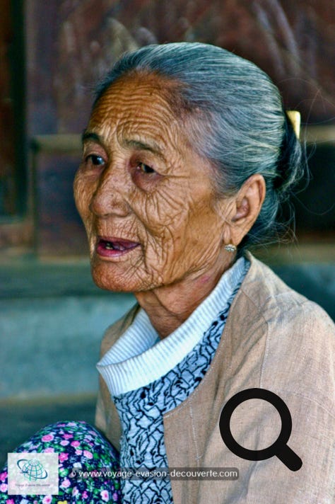 C’est une habitante qui nous accueille avec un grand sourire et nous invite à pénétrer dans l’enceinte du village. Cette charmante dame nous emmène visiter quelques maisons construites sur pilotis avec une hauteur entre le sol et le plancher d’environ un mètre. Les maisons sont faites en bambou, parfois tressé pour donner plus de résistance aux murs.