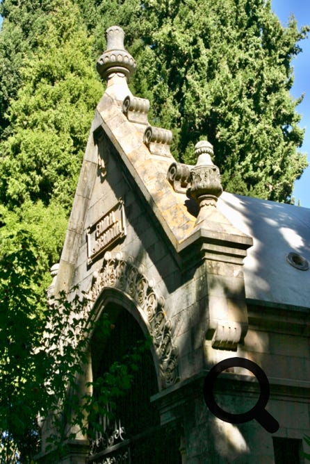 Les habitants de la ville sont très fiers de ce cimetière. Et il est vrai qu’il est assez beau et agréable. Les ornements, les pins, les fleurs et les tombes elles-mêmes en font un endroit calme où les étudiants trouvent refuge pour travailler.