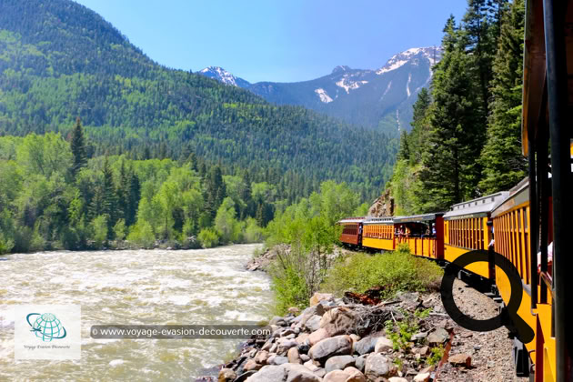 Cette voie de chemin de fer étroite qui court sur 73 km va de Durango à Silverton. C'est un train touristique à vapeur qui a été construite entre 1881 et 1882 par la compagnie de chemin de fer Denver and Rio Grande Western Railroad, pour transporter les minerais d'argent et d'or extraits dans les montagnes de San Juan.