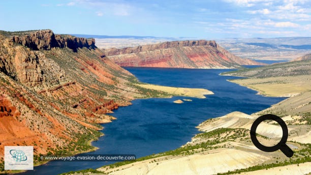 Ce parc protège une zone de 840 km² entre le Nord de l'Utah et le Sud du Wyoming comprenant le Flaming Gorge  Reservoir, une étendue d'eau créée en 1964 par la construction du barrage de Flaming Gorge sur la Green River.  L'étendue d'eau ainsi créée, de 170 km² s'étend sur 146 km de long !