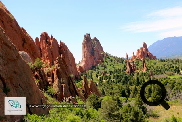 Ce jardin des Dieux est magnifique et offre des vues spectaculaires sur des formations rocheuses de grès rouge imposantes de plus de 90 m de hauteur avec derrière les sommets enneigés du Pikes Peak sur fond d'un ciel bleu éclatant.