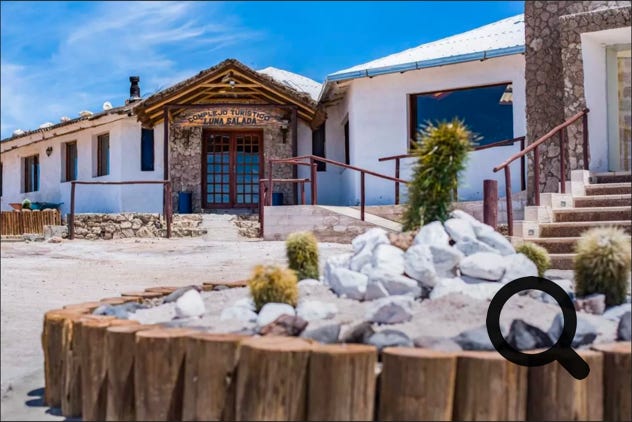 C’est vraiment un hôtel atypique où les habitants ont capitalisé de manière créative les éléments environnant en créant un hôtel alternatifs dans lesquels tout, des lits aux murs et aux sols, est construit à partir de blocs de sel. L’atmosphère y est exceptionnelle, l’hôtel fait face aux salines d’Uyuni et offre une vue magnifique, calme et apaisante. 