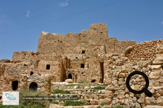 Kabaw : Cette petite ville abrite un magnifique Qsar, un grenier fortifié berbère. Cet autre grenier fortifié, originaire du XVe siècle, est composé d’environ 300 cellules.