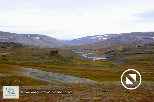 Ce cap est situé sur la pointe Nord-Ouest de l'île, à l’embouchure du détroit de Freemansund, qui sépare les îles de Barentsøya et d’Edgeøya. Le paysage en grande partie non glaciaire invite à de belles randonnées.