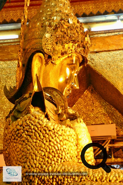 Cette statue du Bouddha aurait été rapportée par les armées du roi Bodawpaya du royaume d'Arakan comme prise de guerre en 1784, et d'abord abritée à Amarapura, avant de suivre le déplacement de la capitale en 1860.