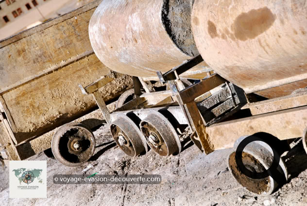 Cette excursion est fortement déconseillée aux personnes claustrophobes ou sujettes au mal des hauteurs. À l’intérieur, la température grimpe facilement à 30 °C, et l’air, chargé de poussière et de soufre, devient vite étouffant.