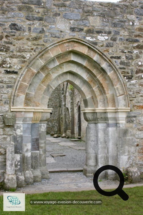Le monastère, qui est aussi appelé les sept églises, a été fondé 544 par celui qui sera ensuite connu comme l'un des douze apôtres de l'Irlande, Saint Ciarán. 