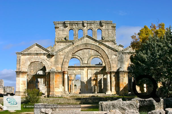 C’est un monastère paléochrétien en ruine, un exemple remarquable de l'architecture du Ve siècle qui comprend l'église de pèlerinage et le village d'hébergement. Il est construit autour de la colonne où vivait le stylite saint Siméon. 