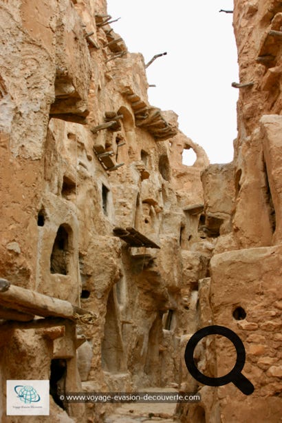 Connue pour son Qsar, grenier fortifié, Nalut abrite le grenier le plus complexe de Libye. Il a sans doute été construit comme Qasr al-Haj, un simple cercle de pièces de nourriture, mais les augmentations croissantes de population ont mené à la création de plus d’unités de stockage. Ainsi une autre colline de voûtes tournées vers l’extérieur a été construite dans la zone centrale, comme un château géant boueux. Quatre étages de haut, et des murs extérieurs ont été construits progressivement plus haut pour qu’encore plus de pièces soient empilées au sommet. L’effet est superbement complexe comme un labyrinthe de couloirs parsemés d’ouvertures.