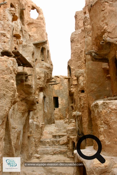 Connue pour son Qsar, grenier fortifié, Nalut abrite le grenier le plus complexe de Libye. Il a sans doute été construit comme Qasr al-Haj, un simple cercle de pièces de nourriture, mais les augmentations croissantes de population ont mené à la création de plus d’unités de stockage. Ainsi une autre colline de voûtes tournées vers l’extérieur a été construite dans la zone centrale, comme un château géant boueux. Quatre étages de haut, et des murs extérieurs ont été construits progressivement plus haut pour qu’encore plus de pièces soient empilées au sommet. L’effet est superbement complexe comme un labyrinthe de couloirs parsemés d’ouvertures.
