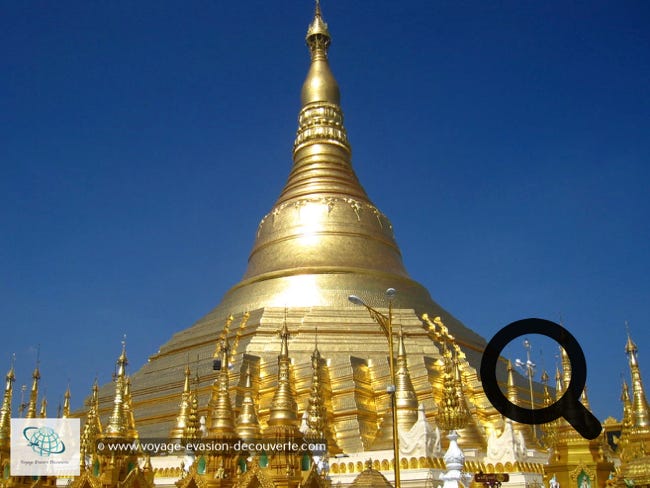 Située en haut de la colline de Singuttara, c’est un haut lieu de pèlerinage pour les bouddhistes qui se classe parmi les merveilles de l’Asie. En forme de cloche, son stûpa principal est recouvert de 8 688 plaques d’or.