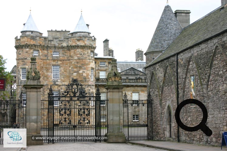 l se situe dans le bas du Royal Mile, l’artère principale qui relie le palais de Holyrood au château d'Édimbourg. Une pure merveille architecturale !