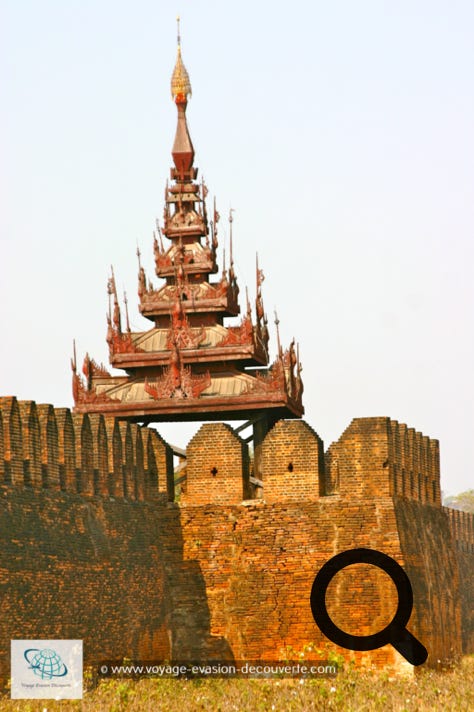 Véritable cité interdite, l'ancien palais royal de Mandalay, devenu le Fort Dufferin, est spectaculaire par ses dimensions 