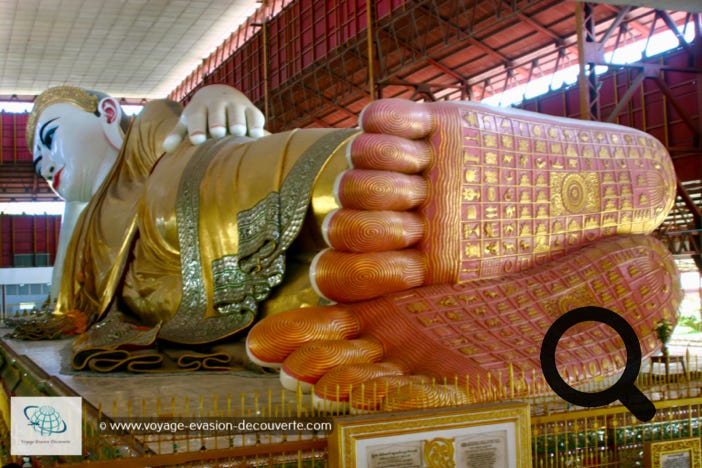 Ce temple est un des plus connus de Birmanie. Il abrite un Bouddha couché long de 66m. Il est exposé dans une sorte de hangar en métal pas très beau mais sa grandeur est impressionnante. 
