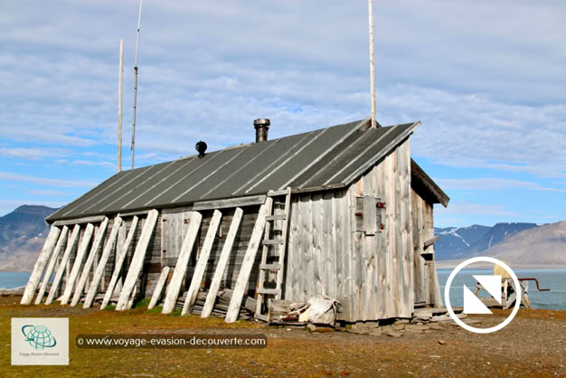 Elle est connue pour son incroyable cimetière d’ossements. On y dénombre environ 550 squelettes de baleines blanches. On y trouve encore une cabane construite vers 1930 par Ingvald Svendsen, originaire de Tromsø, qui fut actif dans ce genre de chasse et possédait les 3 embarcations encore en bon état que l'on peut voir sur la plage.
