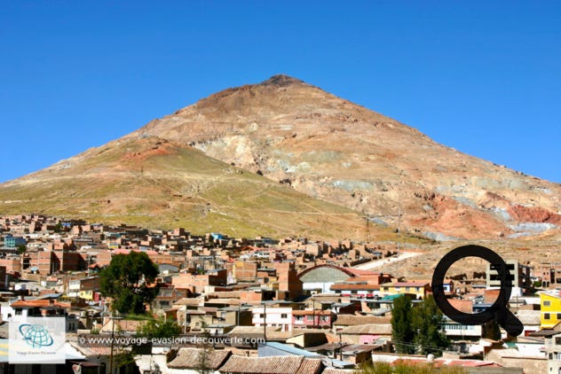 Son nom vient du quechua Potojsi qui signifie “tonnerre“. Elle se trouve à une altitude de 4 070 m, et c’est une des villes les plus hautes du monde. Elle est construite au pied du Cerro Rico “Montagne riche“, une montagne de minerai d'argent qui domine la ville de ses 4 782 m.  Potosí est fondée en 1545 pour exploiter la mine proche.