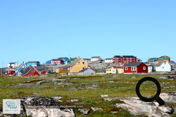 La ville de Qeqertarsuaq est la plus grande localité de l’île. Elle s’est construite autour d’un port fondé en 1773 qui était une importante colonie baleinière Danoise et compte environ un millier de résidents. Elle abrite la plus ancienne station habitée en permanence de l’Arctique. De nombreux scientifiques viennent ici afin d’étudier la géologie et la botanique arctique.