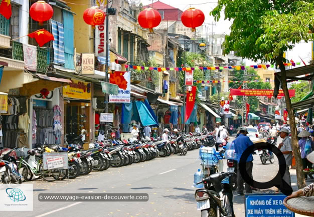 Entre coups de Klaxon, activités commerciales et animations trépidantes, le vieux quartier des 36 corporations vous transporte dans le coeur d’Hanoi. C’est le centre névralgique de la ville.