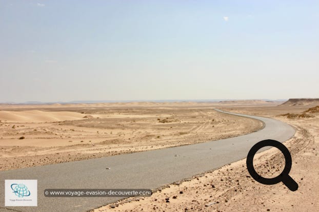 Le lendemain, tôt dans la matinée, nous prenons la route à travers le Sahara Libyen en direction de Ghadamès pour 4h de traversée avec un petit arrêt aux ruines de Sinawin.