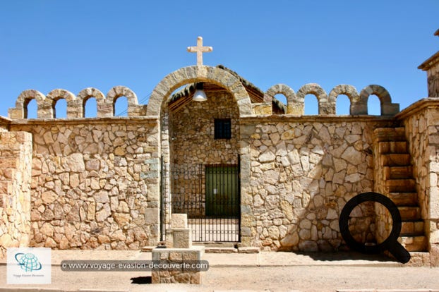 C’est un village minier situé à 90 km au Sud-Est d’Uyuni. L’histoire de ce village est assez atypique. Il se trouvait en fait à 17 km de sa position actuel pas loin d’une énorme mine à ciel ouvert. Jusqu’au jour où la société minière qui voulait agrandir son exploitation prit la décision de vouloir expulser ses habitants afin de démolir le village. 