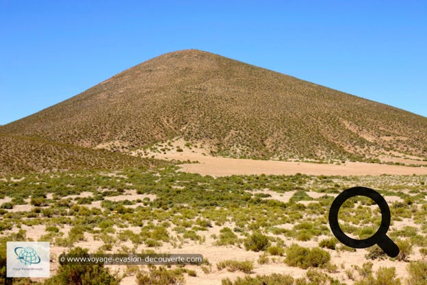 Direction, le Sud Lípez sur une belle route de sable traversant de superbes paysages jusqu’à la vallée des roches en plein dessert de Siloli. 