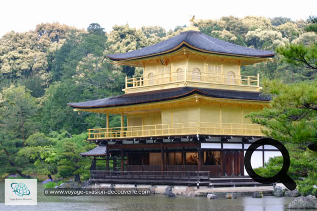 Appelé aussi Temple du Pavillon d’Or, ce bâtiment est entièrement recouvert d'or pur, à l'exception du rez-de-chaussée. Il sert de shariden, contenant des reliques de Bouddha.