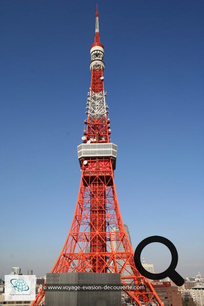 C’est leur tour Eiffel nippone… une tour tout en métal, rouge et blanche, qui mesure 7,6 mètres de plus que la nôtre.