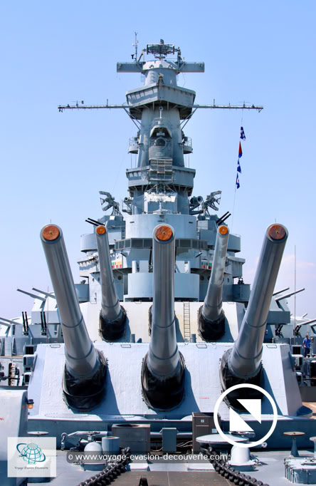 Situé sur le quai du Alabama Battleship Memorial Park, ce bateau de guerre a fait partie de la classe South Dakota, 4 cuirassés rapides construits au début de la deuxième guerre mondiale.