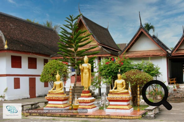 Ce monastère plus communément nommé le Wat Mai, littéralement le "Nouveau Monastère”, est l’un des plus grands et des plus beaux temples de Luang Prabang. Il a été construit par le roi Anourout à la fin du XVIIIe siècle et s’agrandit au XIXe. Sa restauration, durant le règne du roi Manthatourat (1817-1836) lui donna son nom définitif de "Nouveau Monastère".