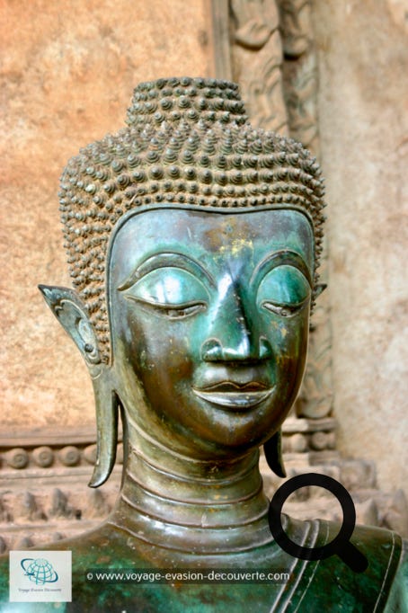 Il s’agit d’un ancien temple royal transformé en musée d’art religieux. Ce temple fut probablement construit au XVIe siècle sous le règne de Setthathirat pour abriter le fameux Bouddha d'émeraude, que ce roi avait rapporté du Nord du Siam.