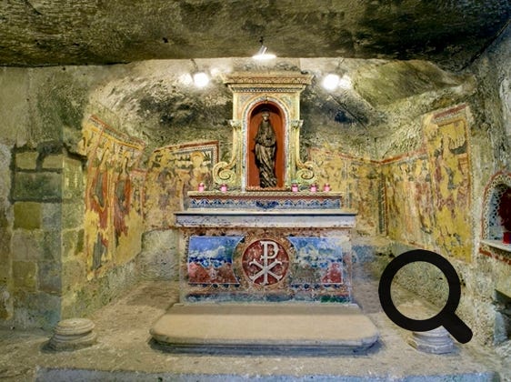 Dans la cour, face à l'église, se trouve des escaliers pour descendre dans les catacombes de Saint-Agathe. La visite est obligatoirement guidée en groupe restreint et dure une petite demi-heure. 